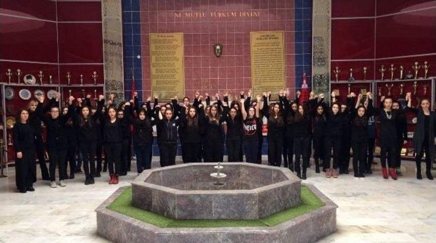 Mersin&rsquo;de &Ouml;ğrenciler &Ouml;zgecan İ&ccedil;in Siyah Giyindi