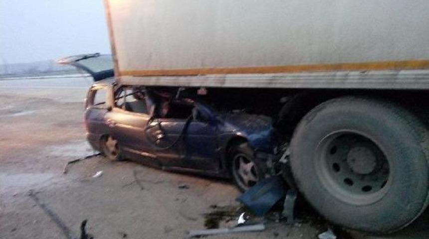 &Ccedil;orum'da Otomobil Tır'a Arkadan &Ccedil;arptı: 2 &Ouml;l&uuml;, 2 Yaralı