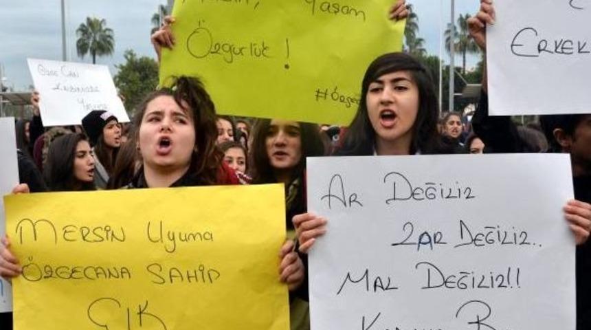 Mersin'de &Ouml;ğrenciler Okuldan &Ouml;nce &Ouml;zgecan Cinayetini Protesto Etti