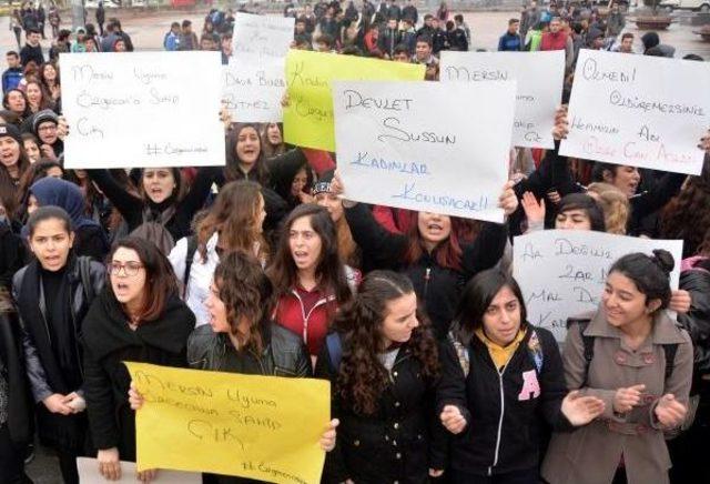 Mersin'de Öğrenciler Okuldan Önce Özgecan Cinayetini Protesto Etti