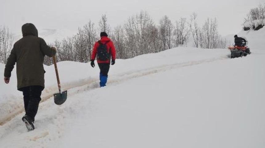 Afad Ekibi, Operat&ouml;r&uuml; Dozere Kar Motosikletiyle G&ouml;t&uuml;rd&uuml;
