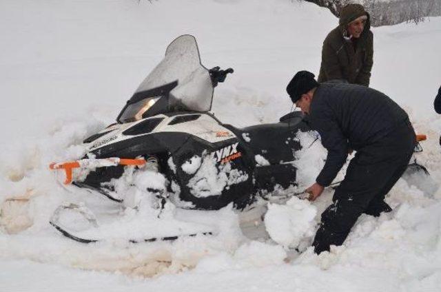 Afad Ekibi, Operatörü Dozere Kar Motosikletiyle Götürdü