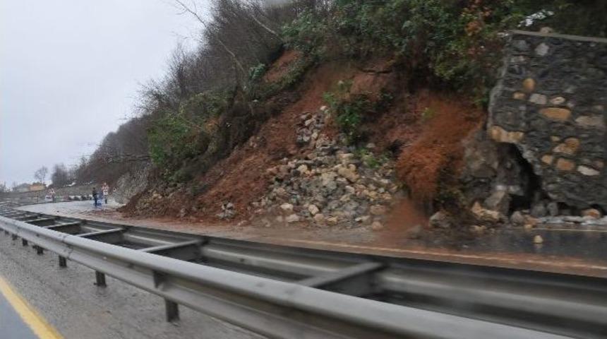 D&uuml;zce-ak&ccedil;akoca Karayolunda Heyelan