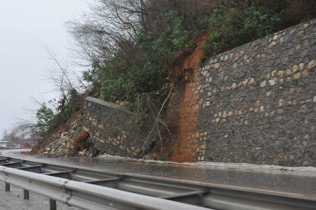 Düzce-akçakoca Karayolunda Heyelan