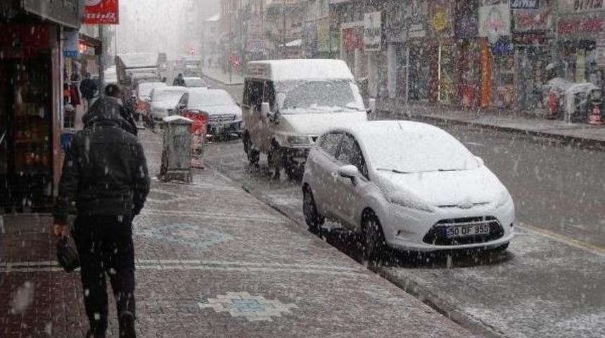 Nevşehir G&uuml;ne Karla Başladı