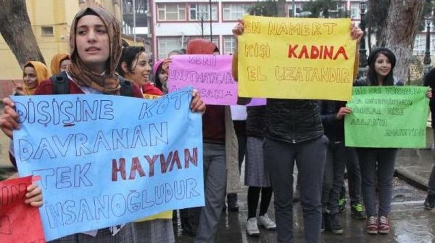 Siverek'te Liseli Kızlar &Ouml;zgecan I&ccedil;in Eylem Yaptı