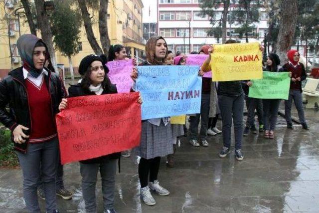 Siverek'te Liseli Kızlar Özgecan Için Eylem Yaptı