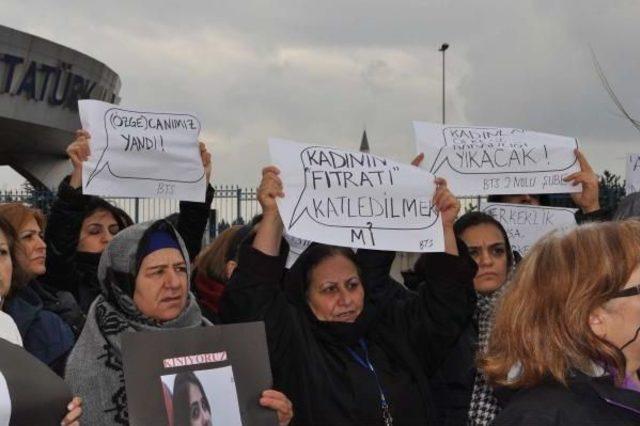 Atatürk  Havalimanı'nda Özgecan Aslan Için Protesto