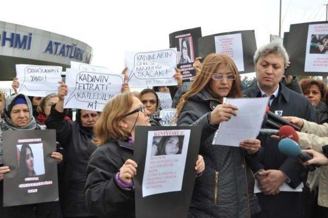 Atatürk  Havalimanı'nda Özgecan Aslan Için Protesto