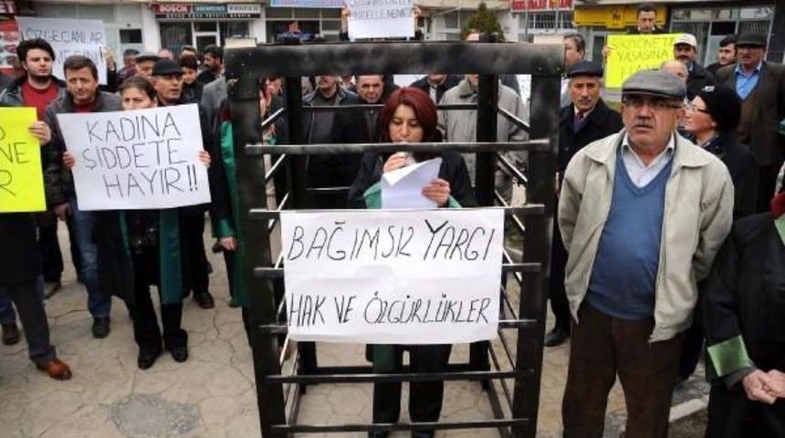 Zile'de Avukatlardan Kafesli Eylem