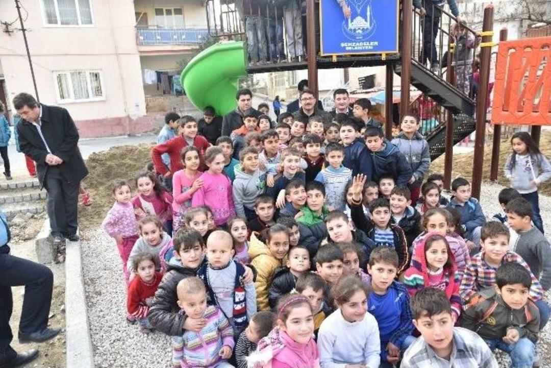 &Ccedil;ocuklardan Başkan &Ccedil;elik&rsquo;e Sevgi Seli