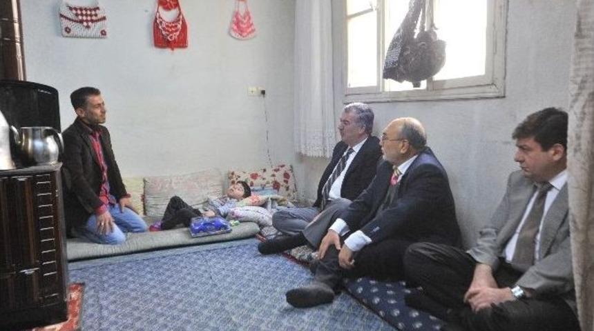 Vali Kerem Al Yoksul Aileleri Evlerinde Ziyaret Etti