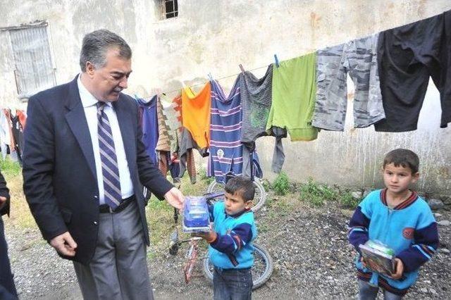 Vali Kerem Al Yoksul Aileleri Evlerinde Ziyaret Etti