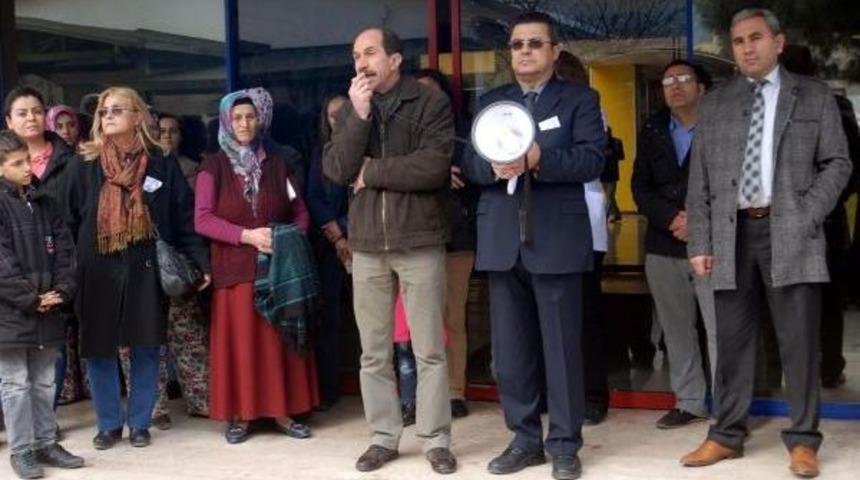 Tıp &Ouml;ğrencileri Siyahlara B&uuml;r&uuml;nd&uuml;, Mum Yakıp Isyan Etti