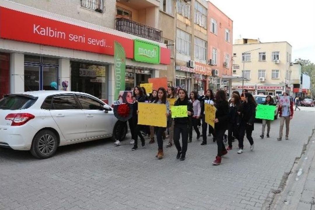 &Ouml;ğrenciler &Ouml;zgecan İ&ccedil;in Oturma Eylemi Yaptı