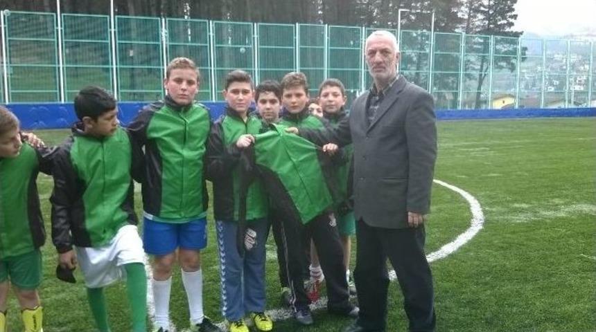 Sapanca Belediyesi Minik Sporculara Malzeme Dağıtımı Yaptı