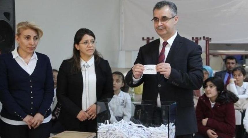 Elazığ&rsquo;da Fiş Toplayan &Ouml;ğrencilere &Ouml;d&uuml;l