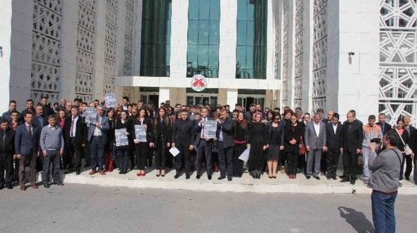 D&ouml;şemealtı Belediyesi &Ouml;n&uuml;nde &Ouml;zgecan İ&ccedil;in Basın A&ccedil;ıklaması