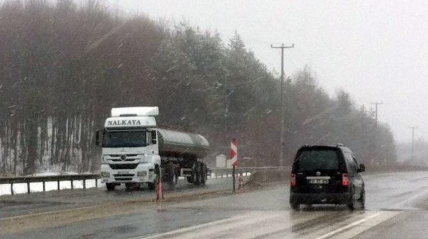 Bolu Dağı&rsquo;nda Kar Yağışı Ve Sis Etkili Oluyor