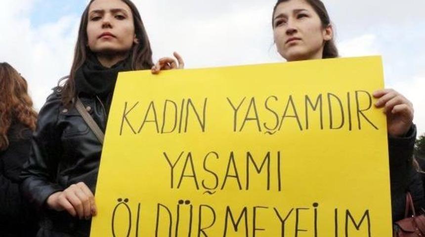 Chp'li Kadınlardan Siyah Bantlı &Ouml;zgecan Eylemi