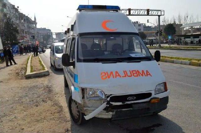 Hasta Taşıyan Ambulans Kavşakta Otomobile Çarptı