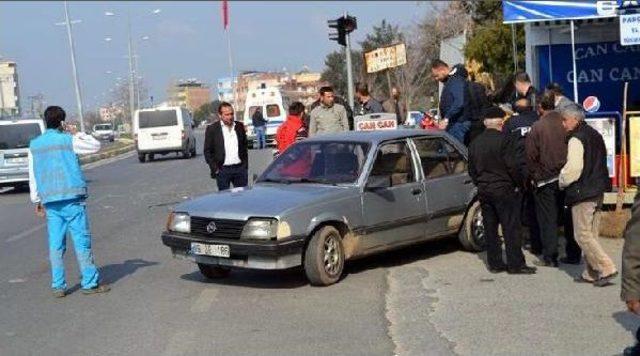 Hasta Taşıyan Ambulans Kavşakta Otomobile Çarptı