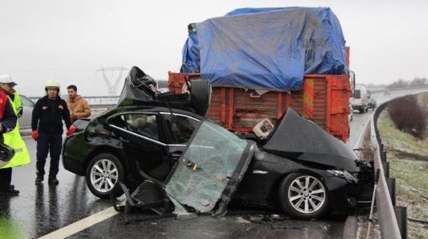 Kaza Yapana Yardım I&ccedil;in Duran Kamyona Otomobil &Ccedil;arptı:  2 &Ouml;l&uuml;, 1 Yaralı