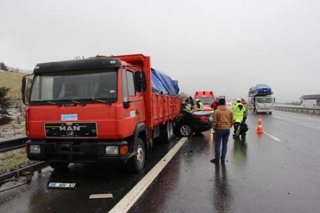 Kaza Yapana Yardım Için Duran Kamyona Otomobil Çarptı:  2 Ölü, 1 Yaralı