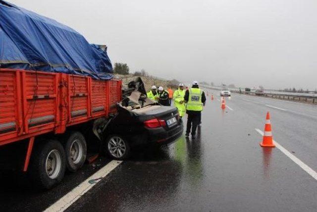 Kaza Yapana Yardım Için Duran Kamyona Otomobil Çarptı:  2 Ölü, 1 Yaralı