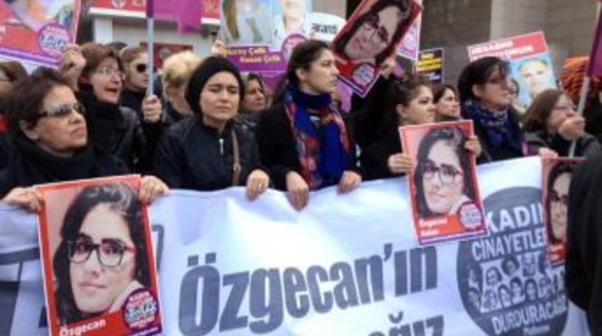 İzmirli Kadınlar &Ouml;zgecan İ&ccedil;in Ayakta