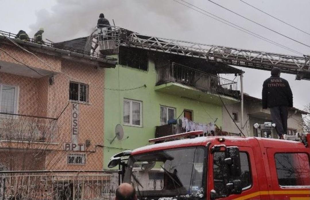 Yaşlı Kadının Evi &Ccedil;ıkan Yangında K&uuml;l Oldu