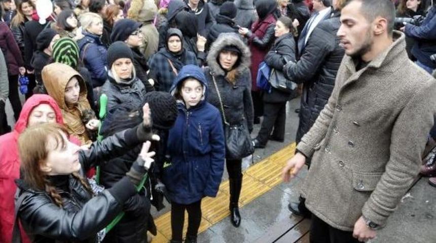 Heyecandan S&ouml;zlerini Karıştırınca, Protesto Eden Kadınlar Konuşturmadı