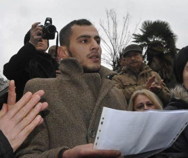 Heyecandan Sözlerini Karıştırınca, Protesto Eden Kadınlar Konuşturmadı