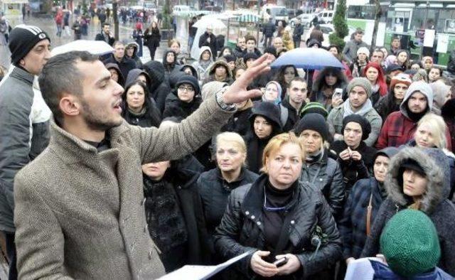 Heyecandan Sözlerini Karıştırınca, Protesto Eden Kadınlar Konuşturmadı