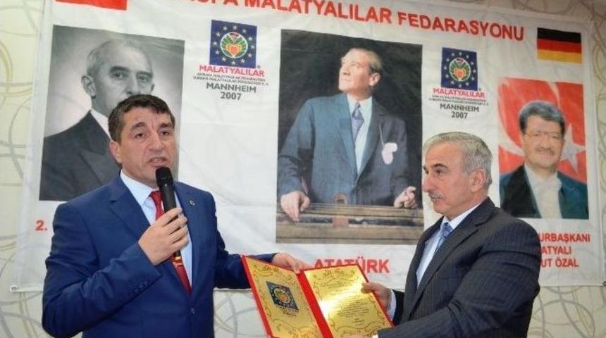 Vali Kam&ccedil;ı Onursal &Uuml;ye Oldu