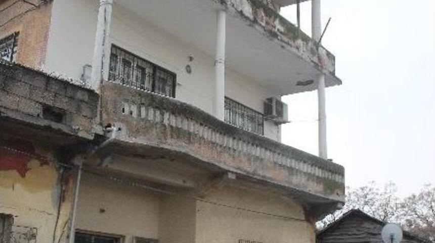İki Katlı Binanın Balkonundaki Betonların D&uuml;şmesi Paniğe Yol A&ccedil;tı