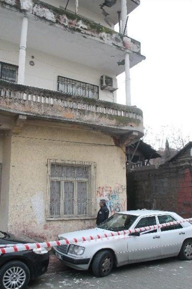 İki Katlı Binanın Balkonundaki Betonların Düşmesi Paniğe Yol Açtı