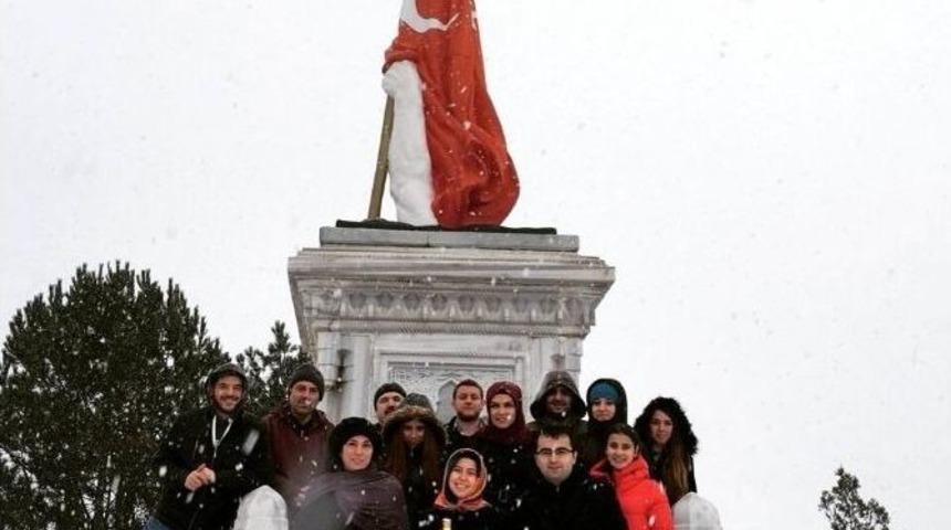 &Ouml;d&uuml;ll&uuml; Ekip, İlk Ziyaretini Dumlupınar Şehitliği&rsquo;ne Yaptı