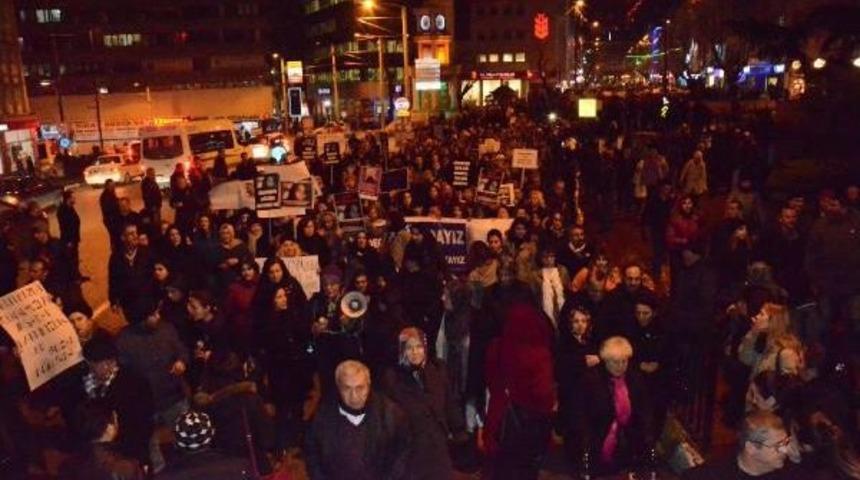 Bursa'da 5 Bin Kadın &Ouml;zgecan I&ccedil;in Y&uuml;r&uuml;d&uuml;