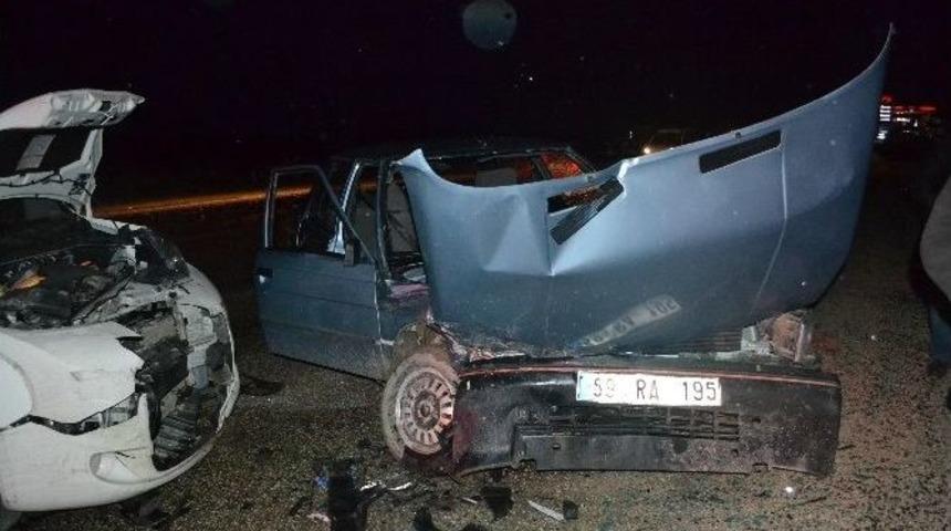 2 Ara&ccedil; Kafa Kafaya &Ccedil;arpıştı: 3 Yaralı