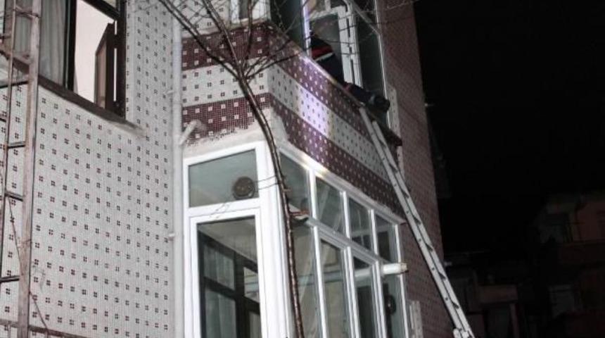 Kendisini Eve Kilitleyen Kadın Hastaneye Kaldırıldı