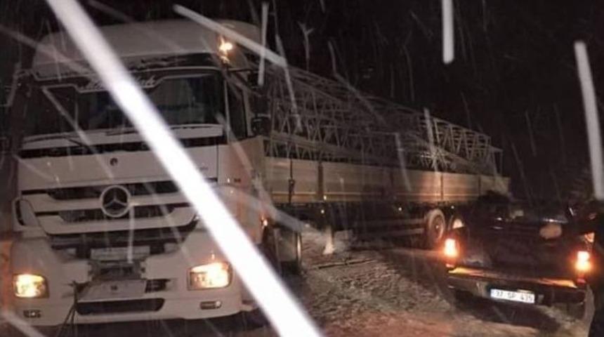 Elektrik Direği Y&uuml;kl&uuml; Tır Karlı Kaplı Yolda Kaza Yaptı
