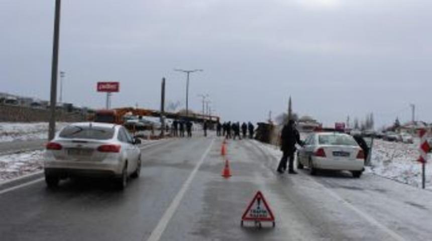 Kırşehir&rsquo;de İş&ccedil;i Servisi Devrildi: 7 Yaralı