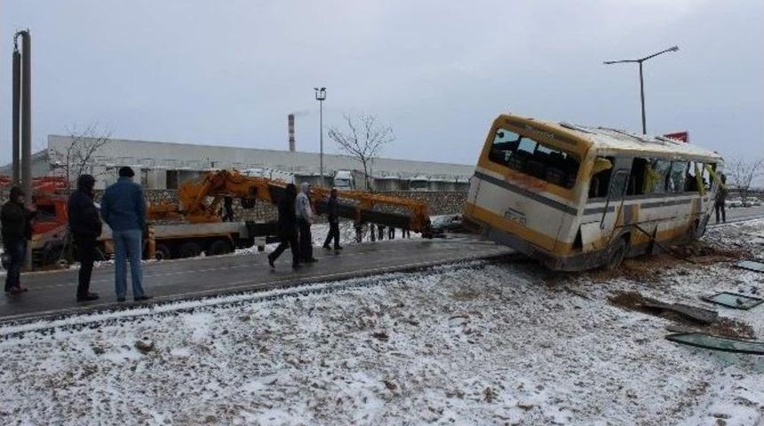 İş&ccedil;i Servisini Devrildiği Kazada Yaralı Sayısı 16&rsquo;ya &Ccedil;ıktı
