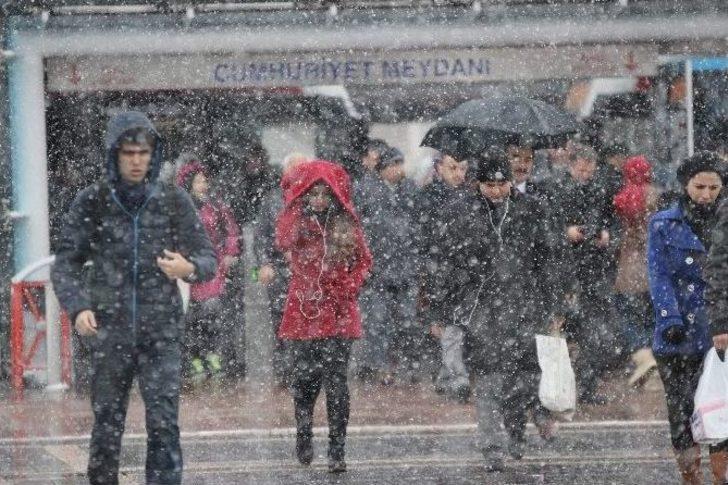 Kayseri’de Yoğun Kar Yağışı Etkili Oluyor G4