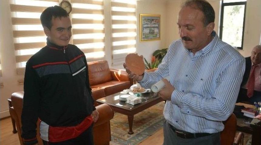 Başkan Saatcı&rsquo;ya Anlamlı Hediye