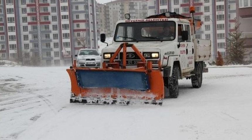 Nevşehir Belediyesi Ekipleri Kar M&uuml;caledesinde