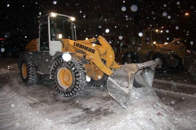 Nevşehir Belediyesi Ekipleri Kar Mücaledesinde