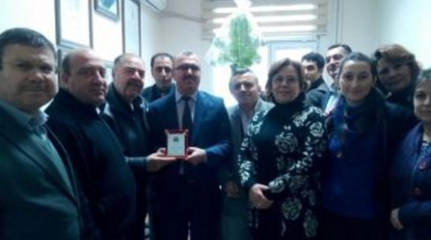 Burhaniye&rsquo;de Emekliye Ayrılan M&uuml;d&uuml;re Plaketli Uğurlama
