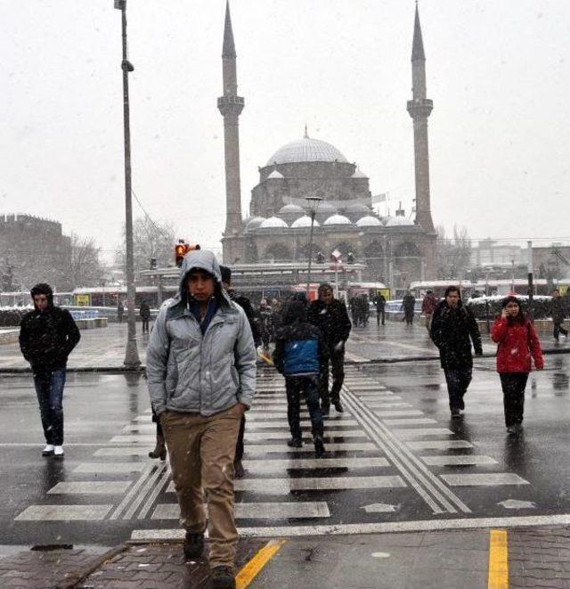 Kayseri'de Kar Yağışı Etkili Oluyor